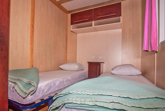 bedroom with twin beds - Campsite La Siesta | La Faute sur Mer