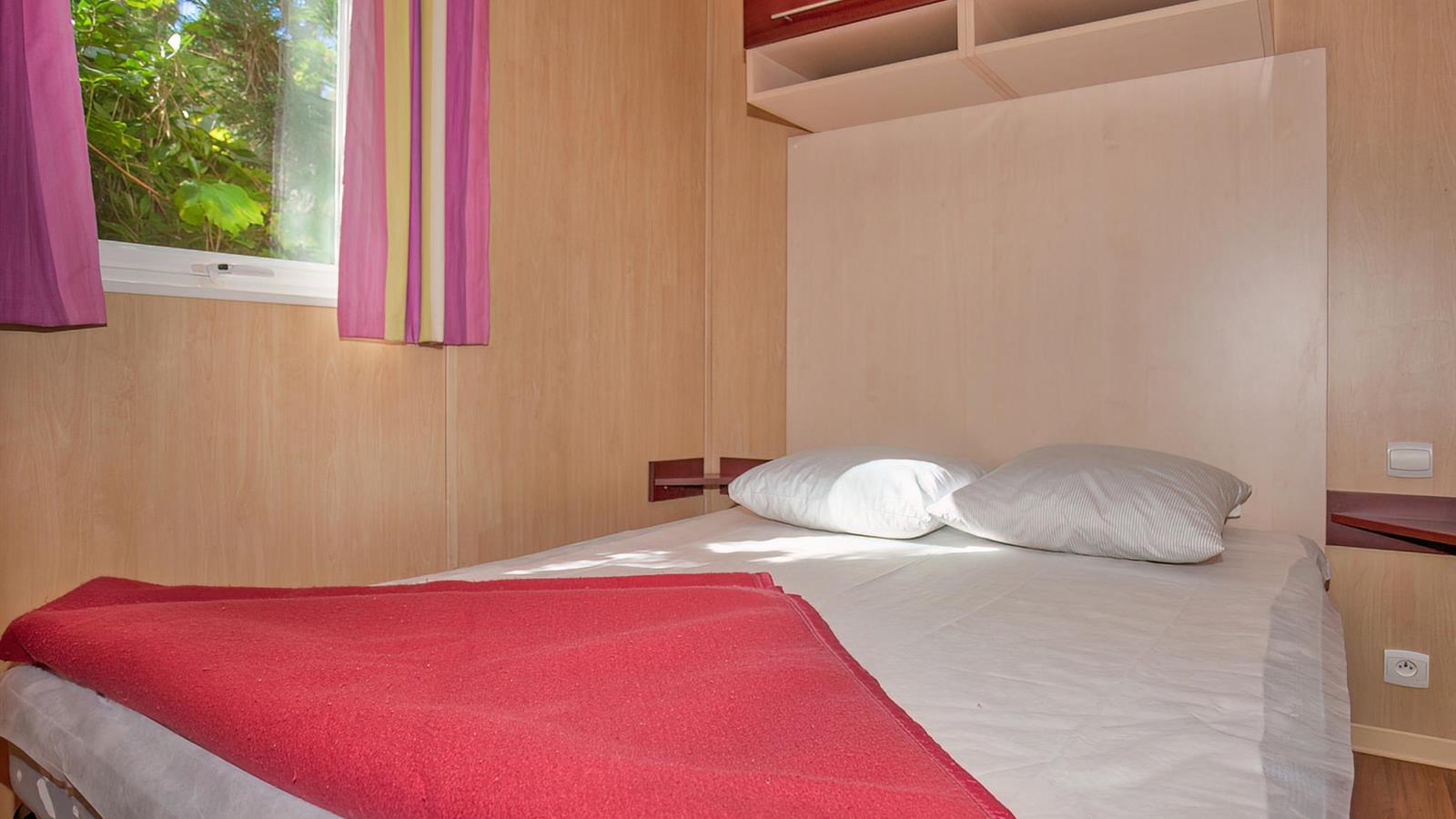 bedroom with 1 double bed - Camping La Siesta | La Faute sur Mer