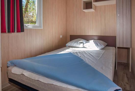 bedroom with 1 double bed - Camping La Siesta | La Faute sur Mer