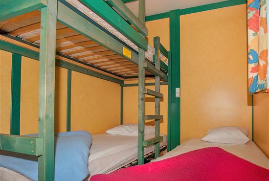 bedroom with 1 simple bed and 1 bunk bed - Campsite La Siesta | La Faute sur Mer