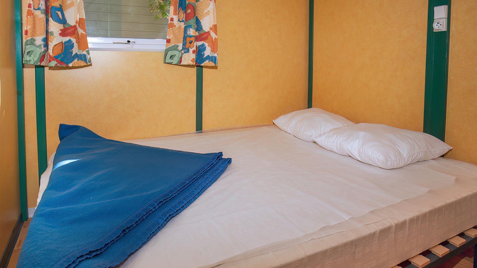 bedroom with 1 double bed - Camping La Siesta | La Faute sur Mer