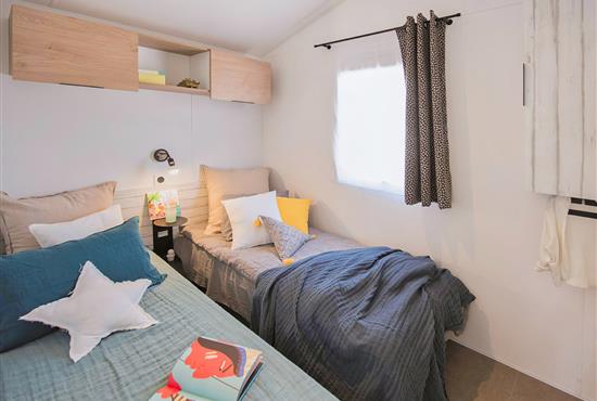 bedroom with twin beds - Campsite La Siesta | La Faute sur Mer