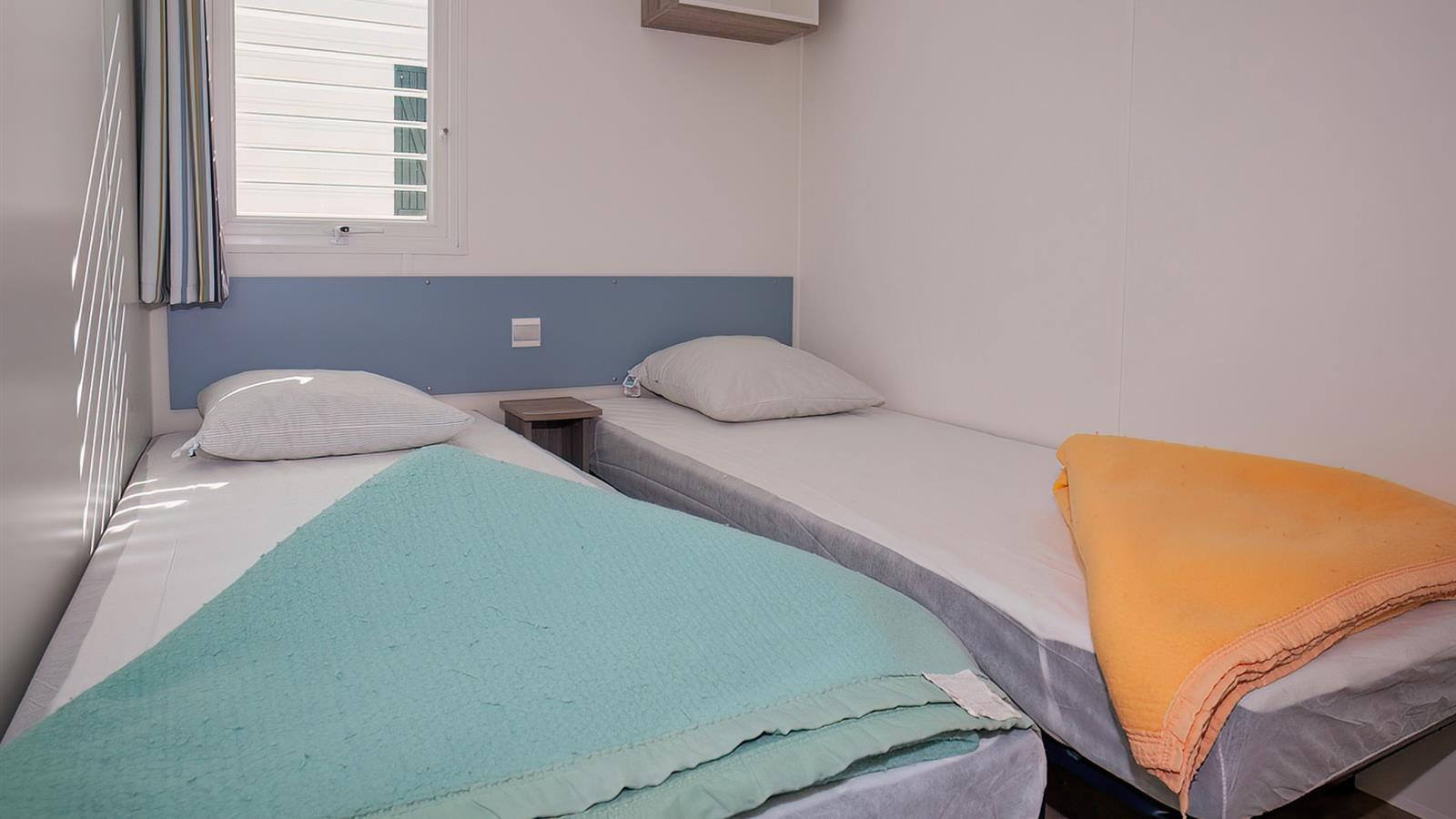 Bedroom with double bed - Camping La Siesta | La Faute sur Mer