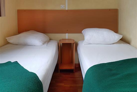 Bedroom with twin beds - Campsite La Siesta | La Faute sur Mer