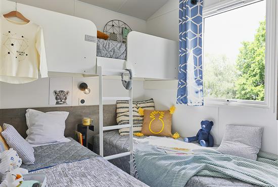 bedroom with twin beds - Camping La Siesta | La Faute sur Mer