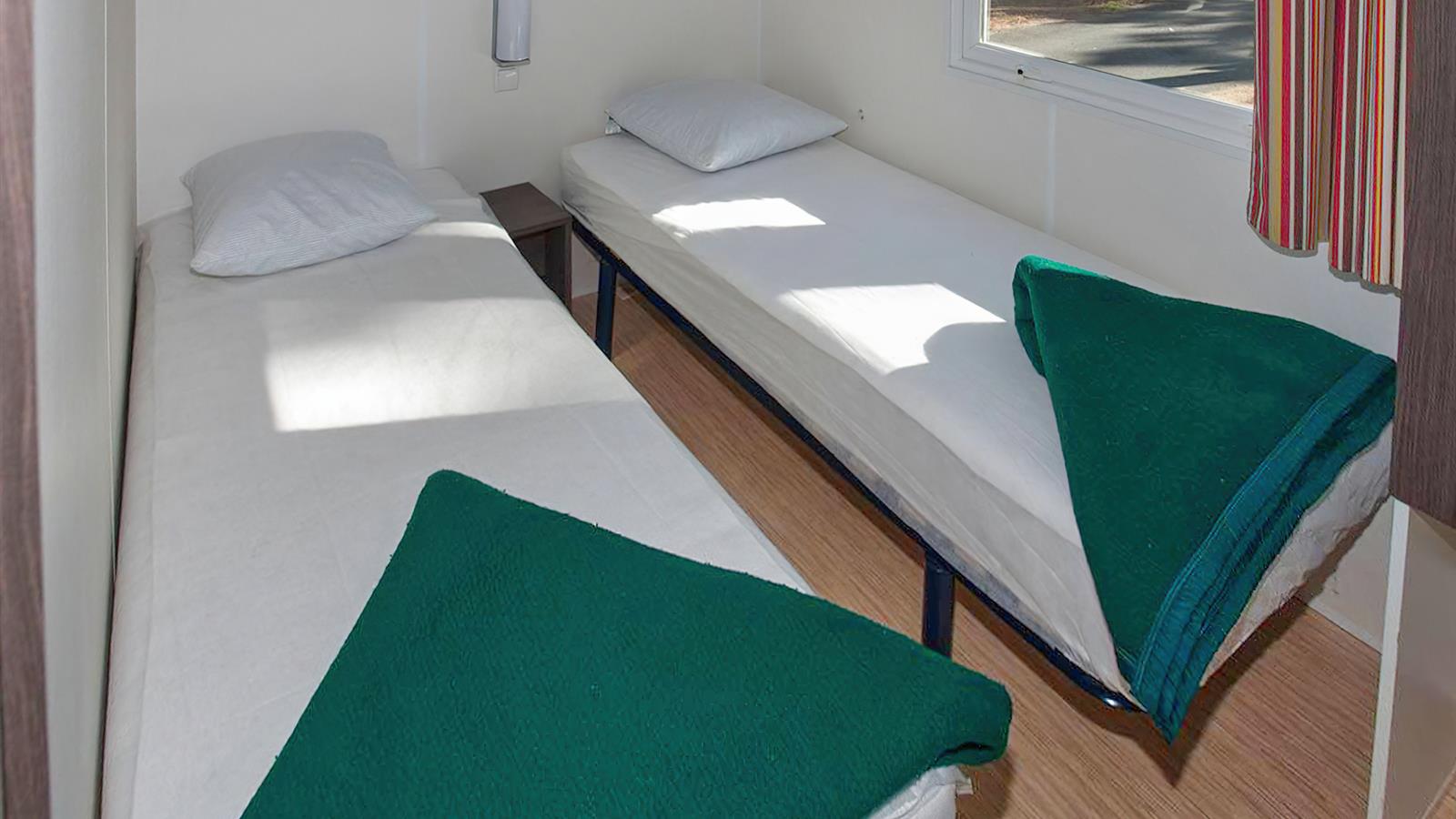 Bedroom with twin beds - Camping La Siesta | La Faute sur Mer