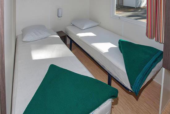 Bedroom with twin beds - Camping La Siesta | La Faute sur Mer