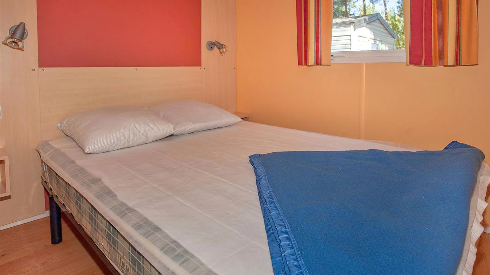 bedroom with 1 double bed - Camping La Siesta | La Faute sur Mer