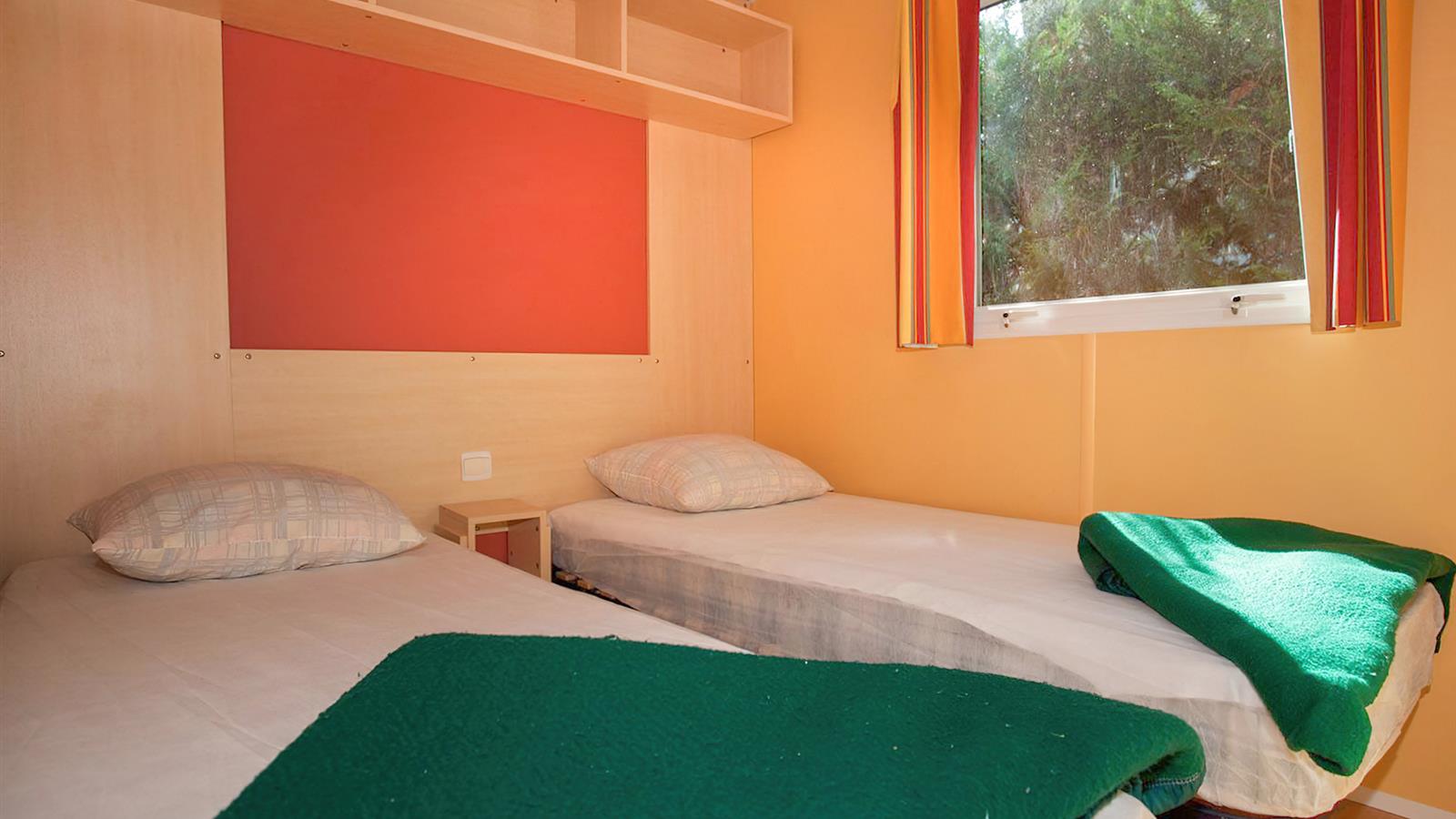 Mobilhome Passion, dormitorio con dos camas individuales - Camping La Siesta | La Faute sur Mer