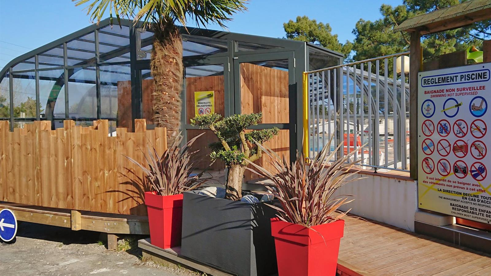 Entrada a la piscina cubierta del Camping la Siesta en La Faute Sur Mer - Camping La Siesta | La Faute sur Mer