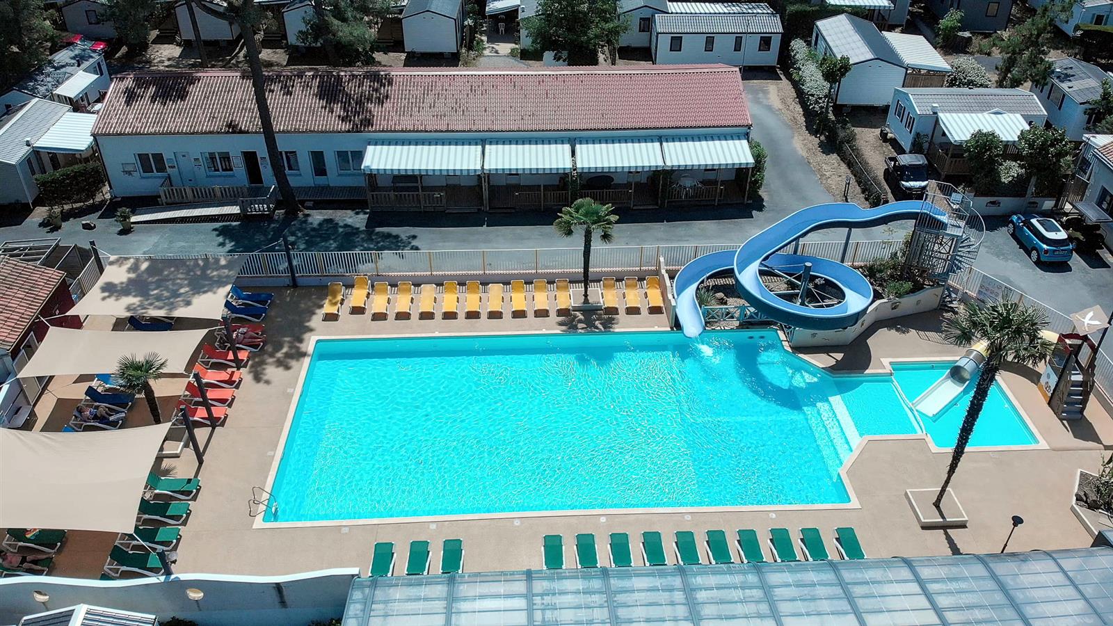 Piscina climatizada y zona de relax en el camping La Siesta en La Faute sur mer - Camping La Siesta | La Faute sur Mer